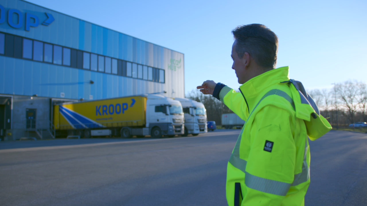 Ein Mitarbeiter der Wetrax GmbH präsentiert verschiedene Brandschutzlösungen mit Aerosollöschanlagen